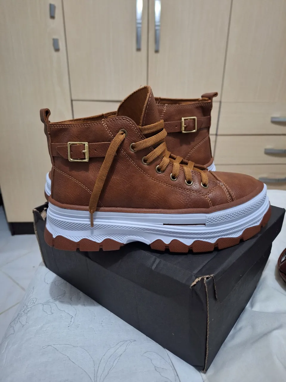 Bota feminina cano alto marrom com fivela