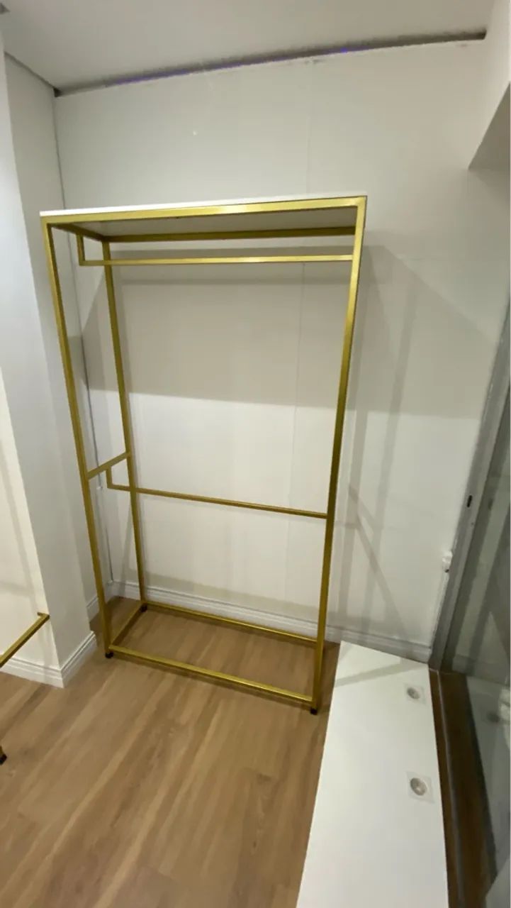 Araras de Roupas Dourada Moderna - Foto 2