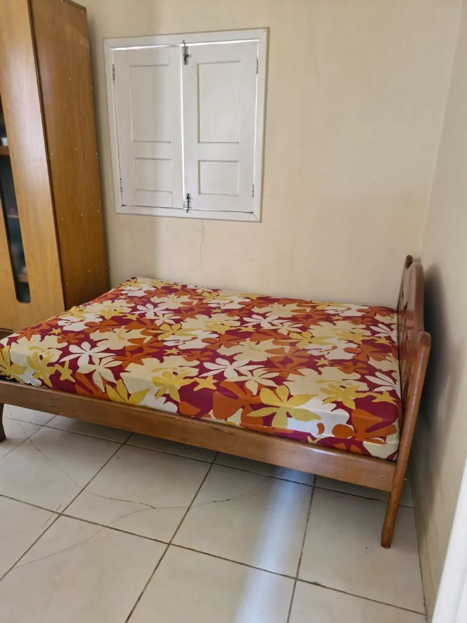 Cama de madeira com colchão floral