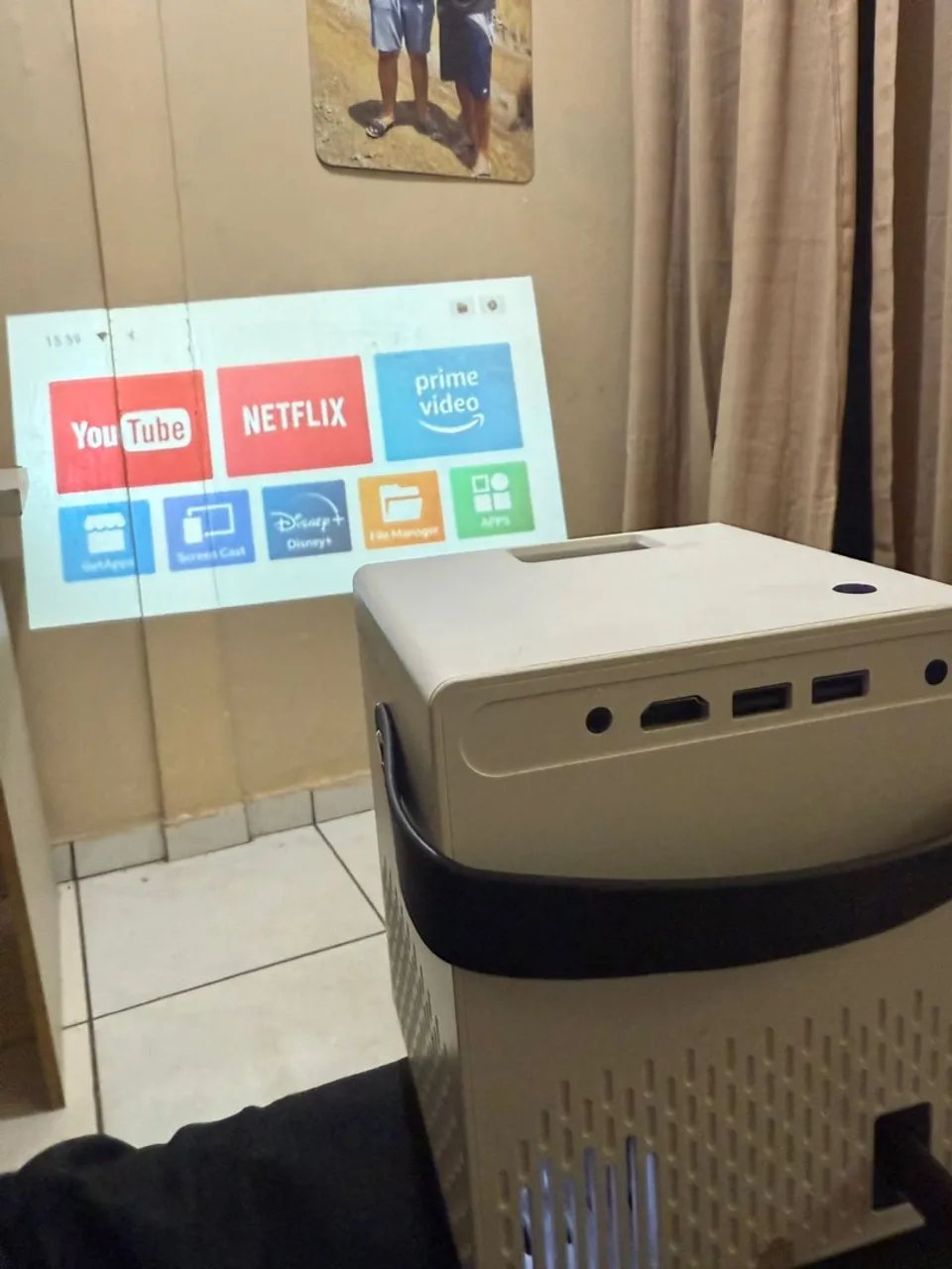 Projetor Portátil com Android TV Integrado