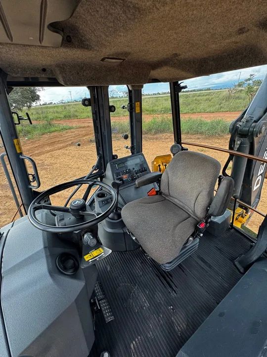 RETROESCAVADEIRA JOHN DEERE 2020 único dono pneus novos  - Foto 2