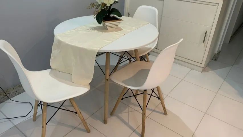 Conjunto mesa de jantar Eames Eiffel redonda 90 cm