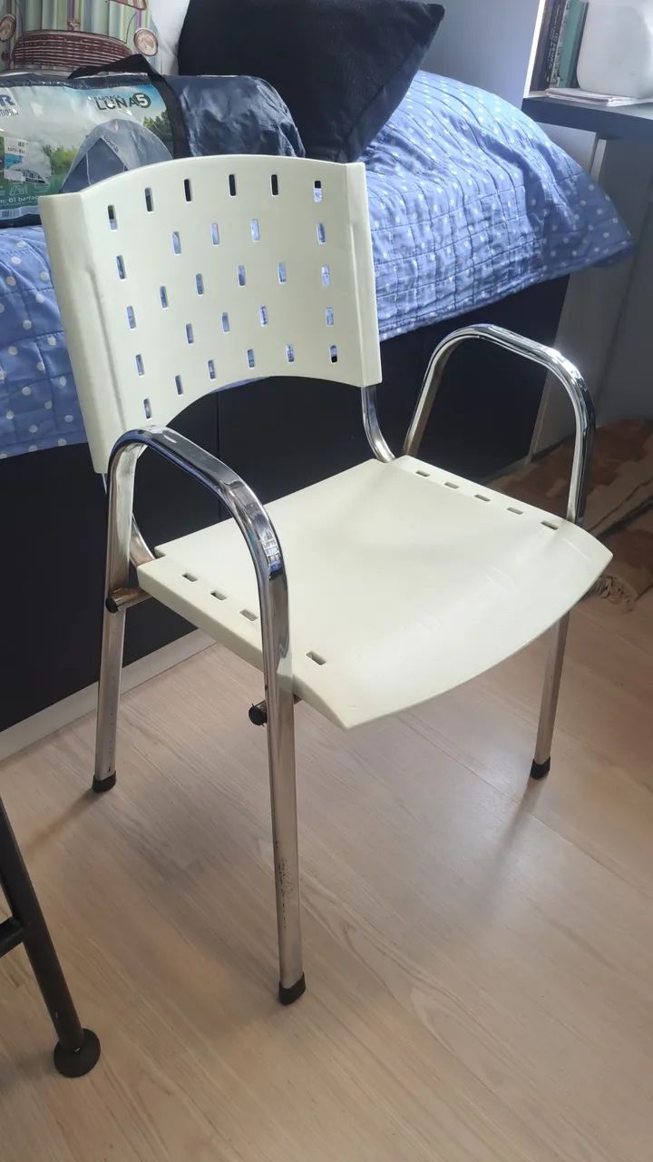Cadeira PVC branca com pés de metal 