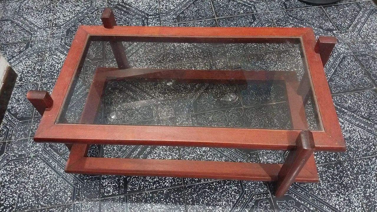 Mesa de centro quadrada com vidro.Perfeita 