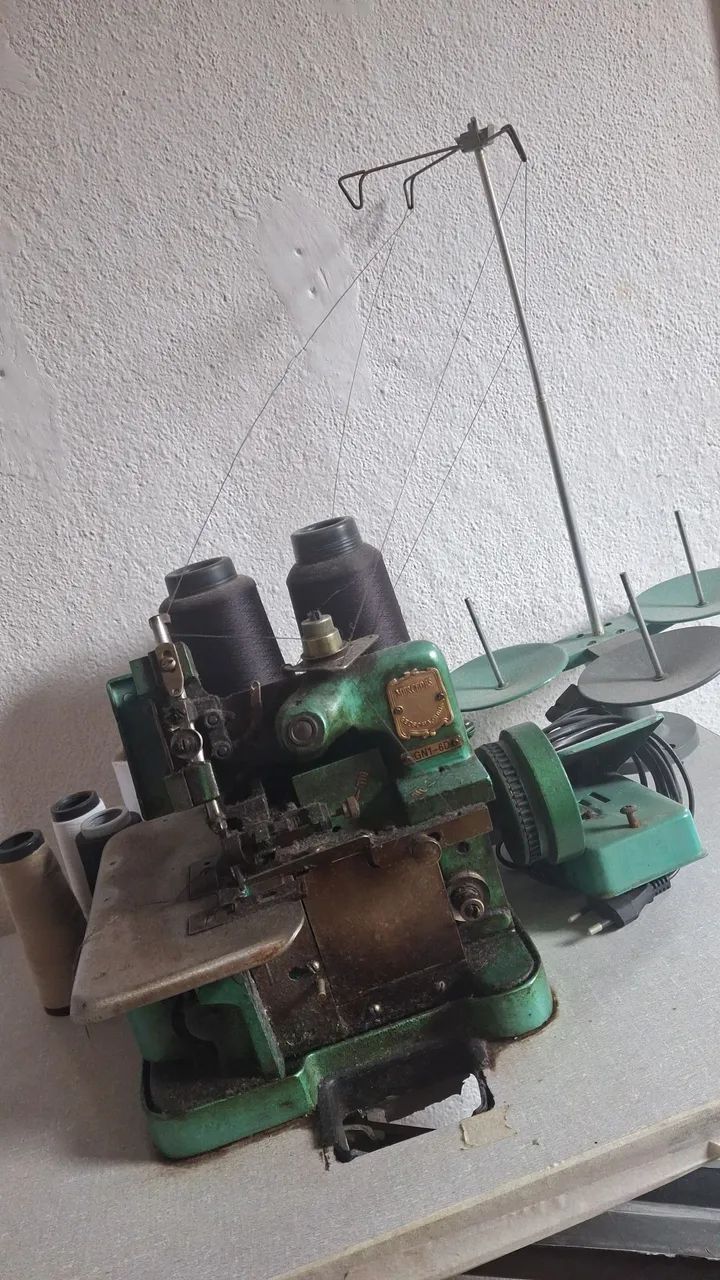 Vendo máquina de costura industrial, reta yamata semi nova e Overlock. - Foto 6