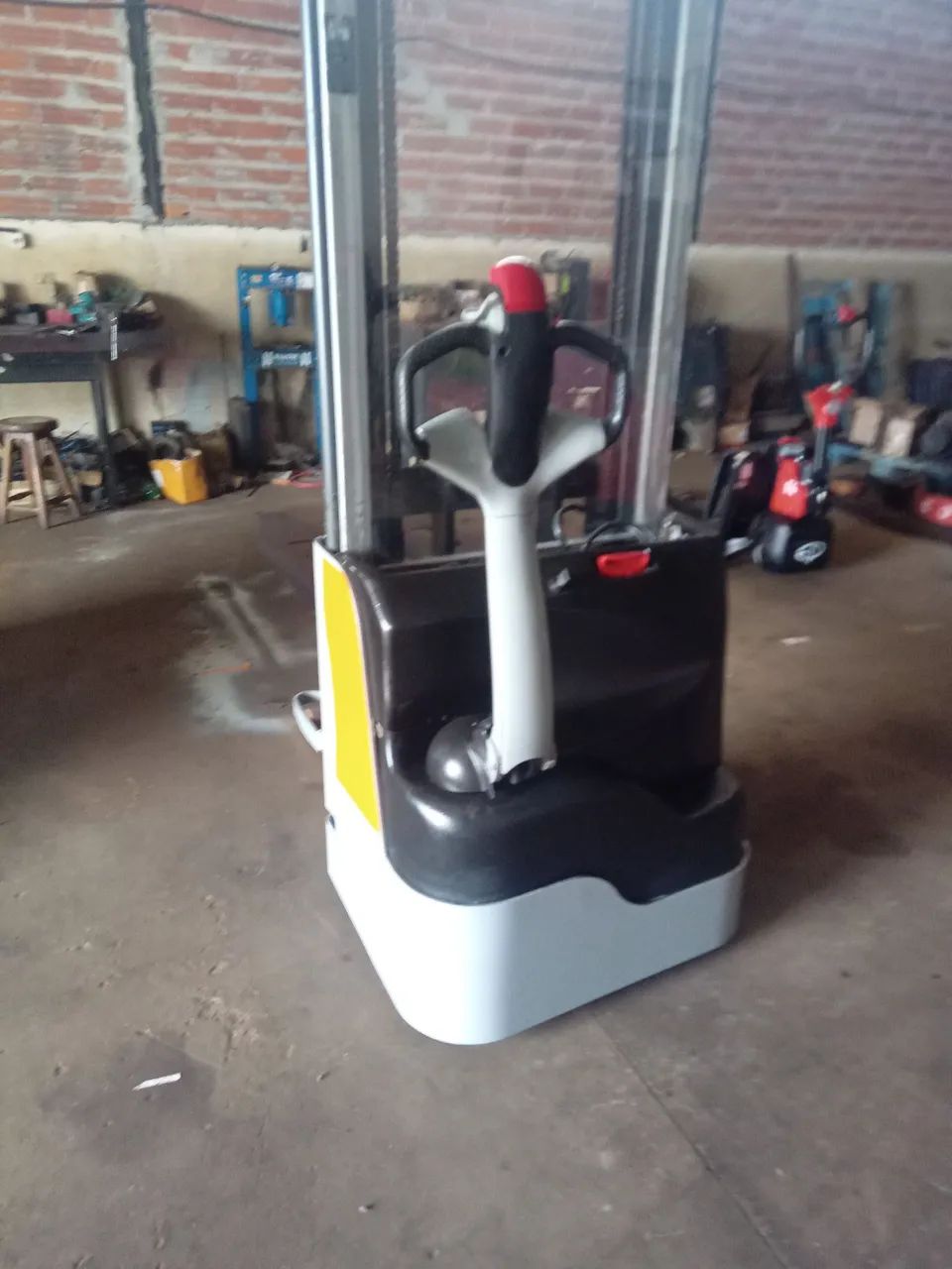 Vendo empilhadeira elétrica 