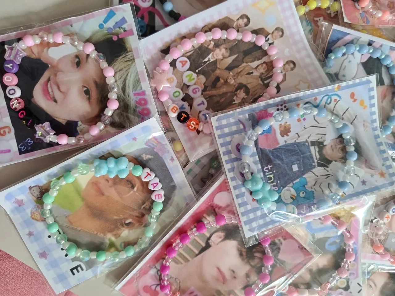  KIT 50 PULSEIRAS TEMÁTICAS BTS Perfeitas para fãs de K-pop e ARMYs apaixonados!  - Foto 4