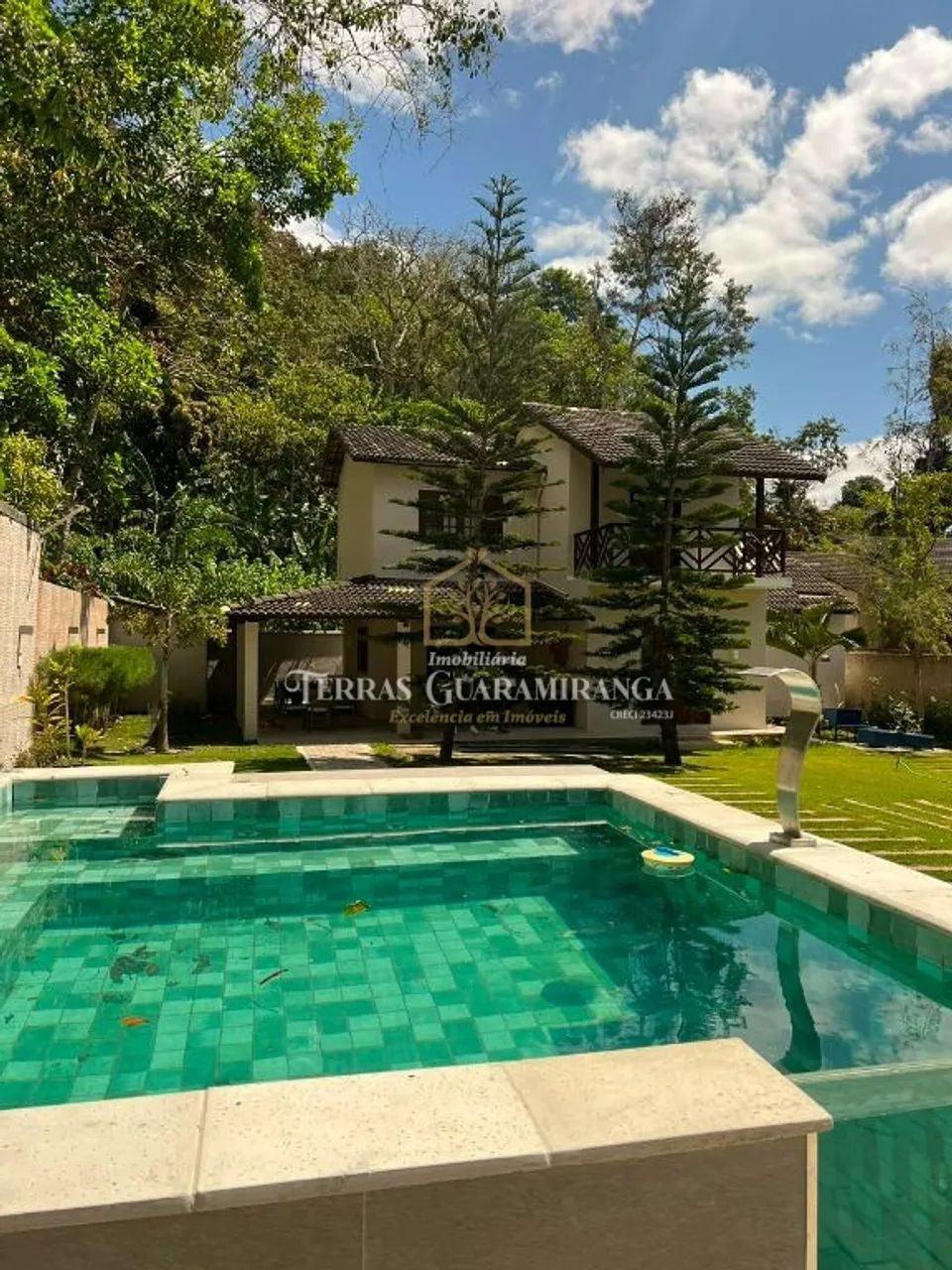 Casa com 4 Suítes, Piscina e Área de Lazer Completa na Serra