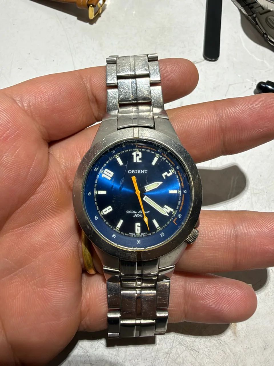 Relógio orient fundo azul