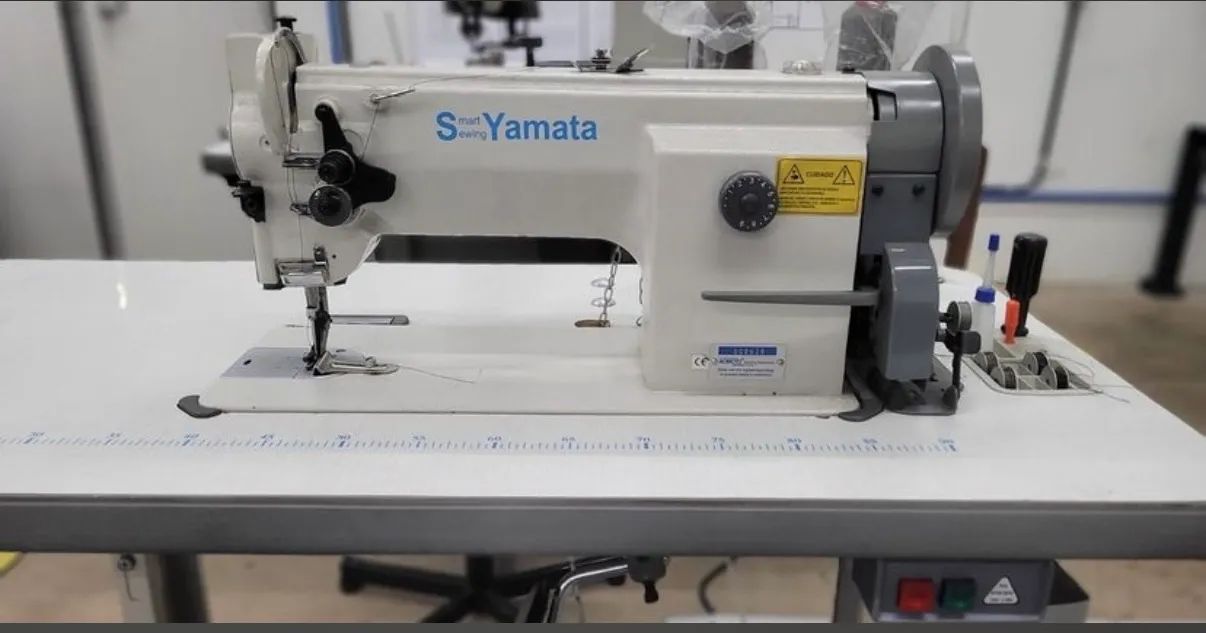 Máquina de pesponto Yamanta triplo transporte, costura linha grossa e fina, mesa plana - Foto 2