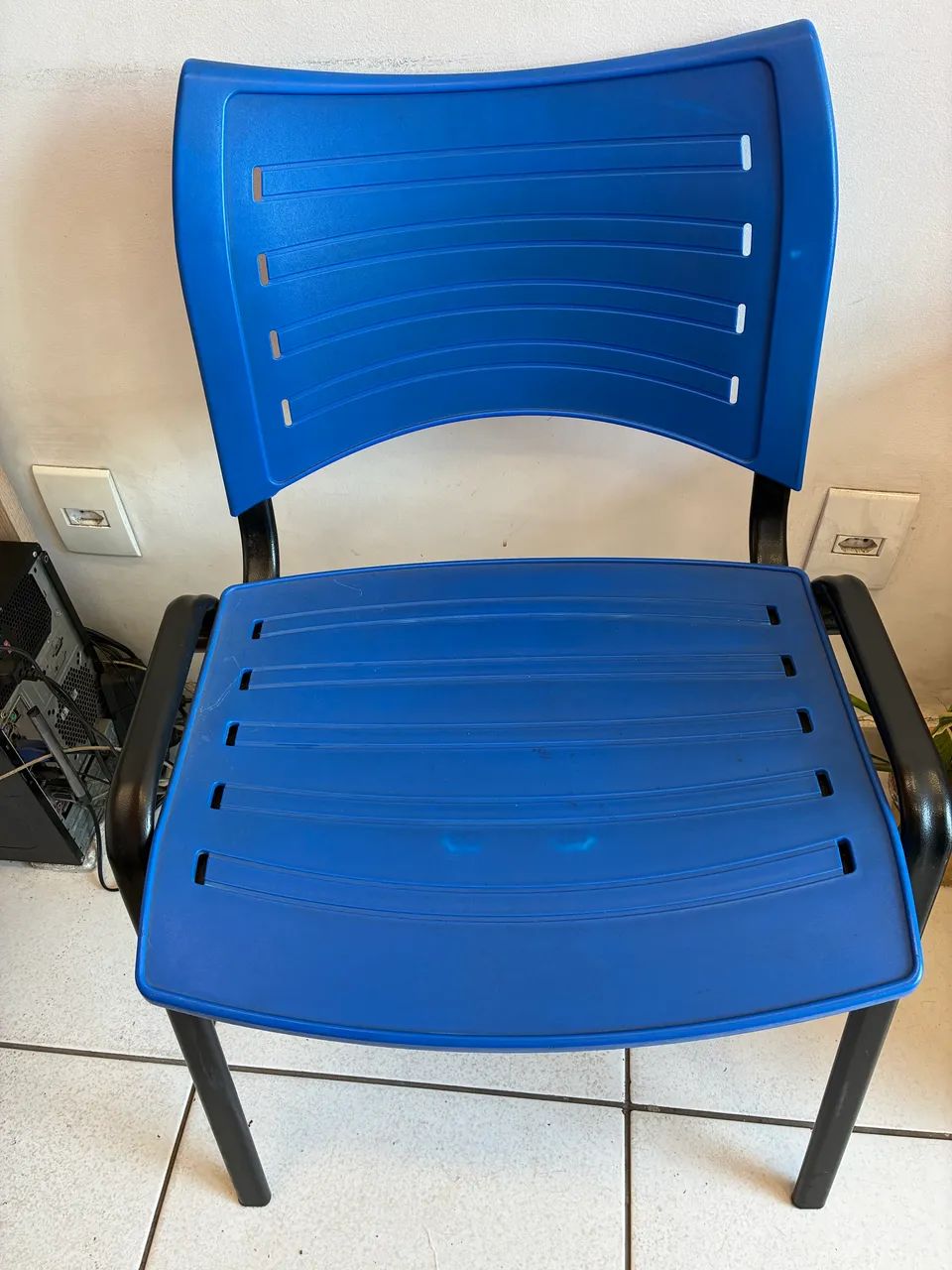Cadeira de plástico azul