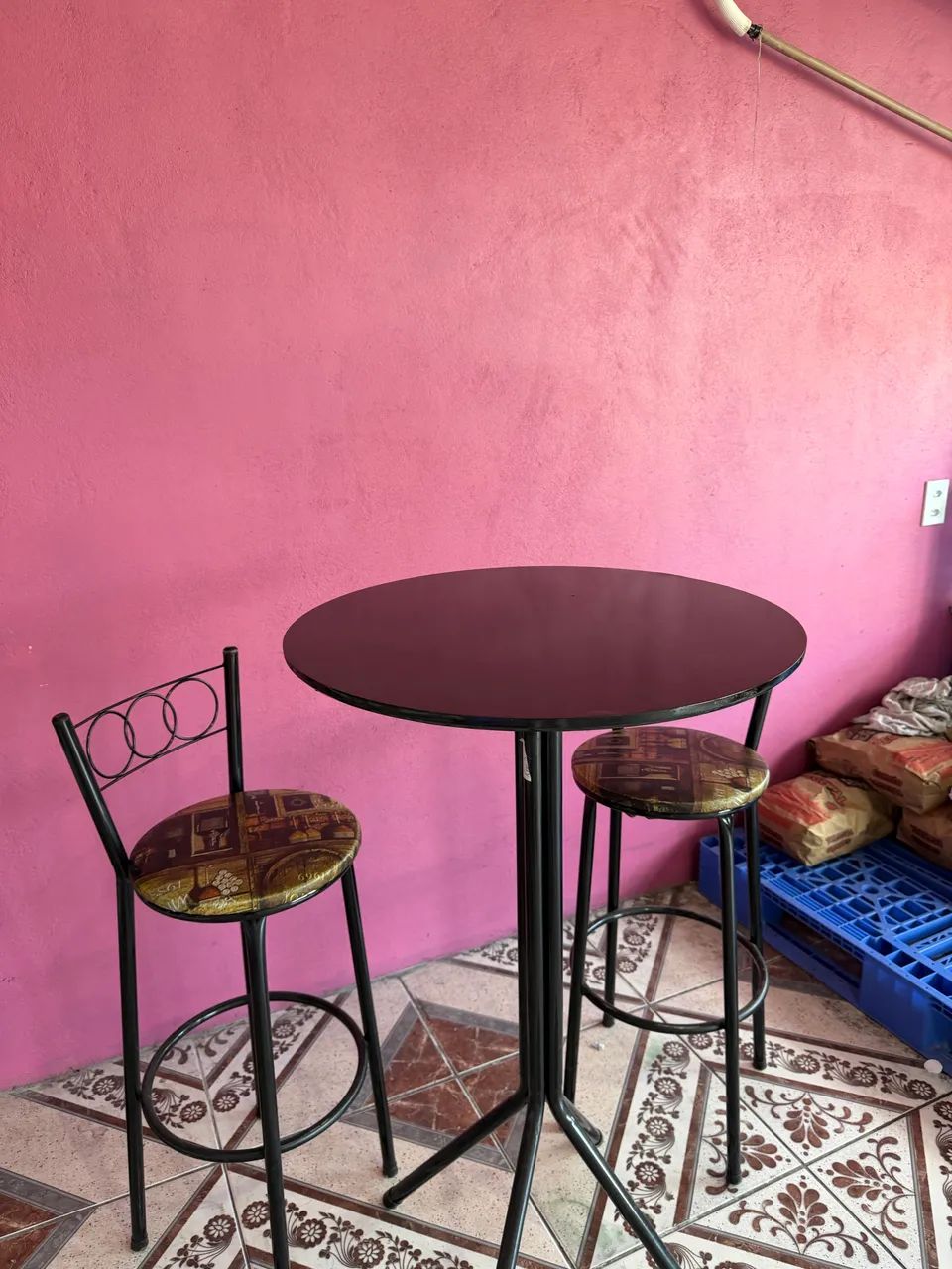 Conjunto duas banquetas e uma mesa  - Foto 3