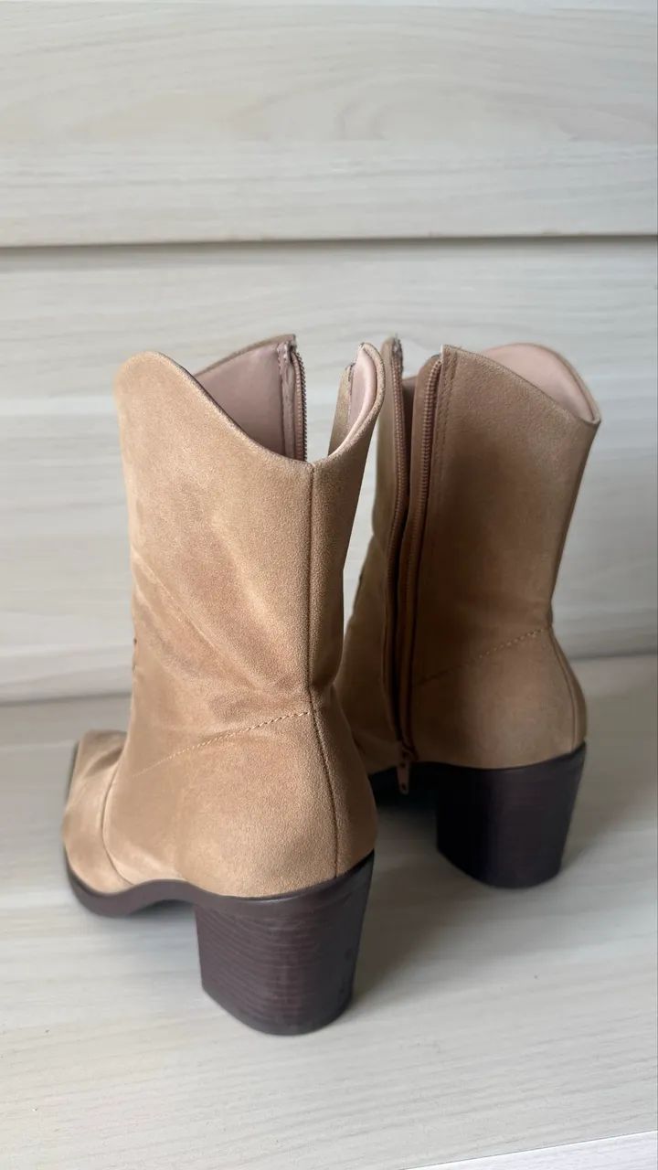 Bota de camurça caramelo tamanho 35 - Foto 3