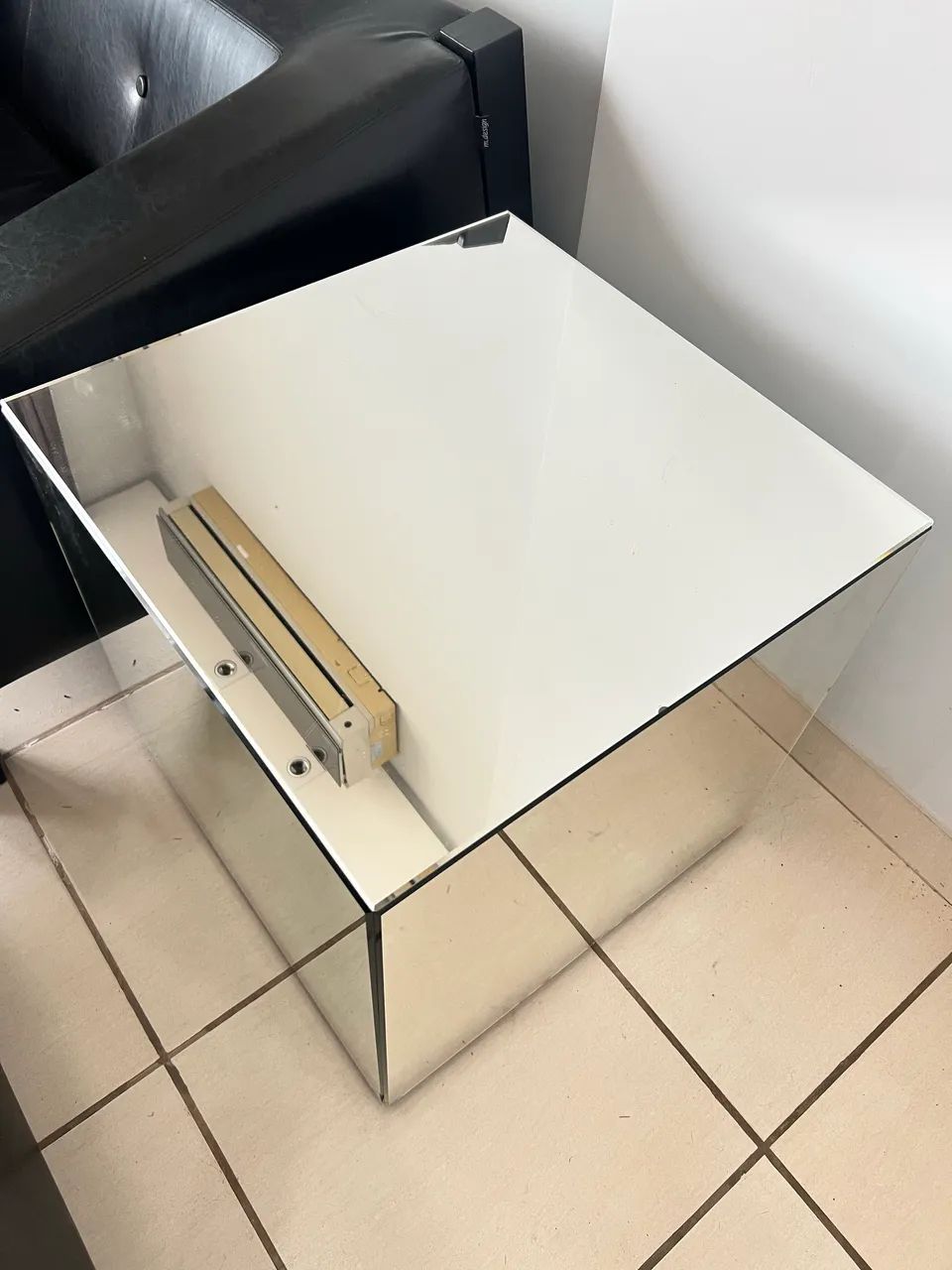 Sofá preto e mesinha de centro  - Foto 3