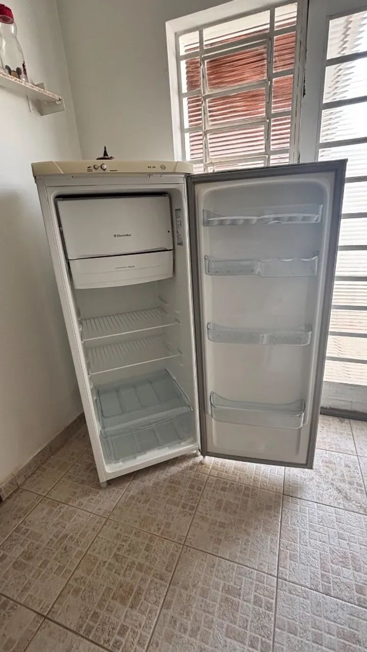Geladeira RE28 Electrolux - funcionando perfeitamente - Foto 2