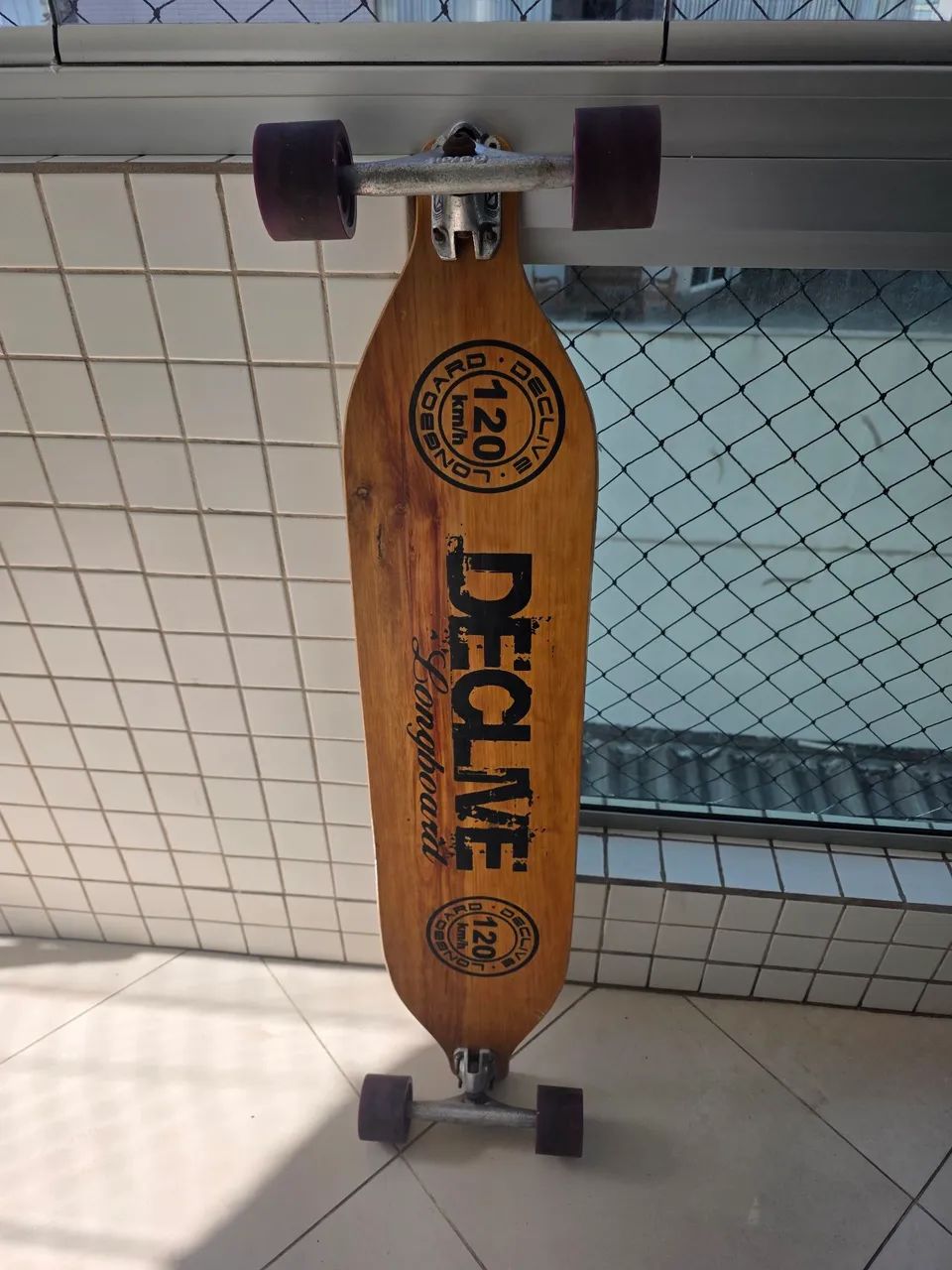 Longboard Declive, com rodas orangatang