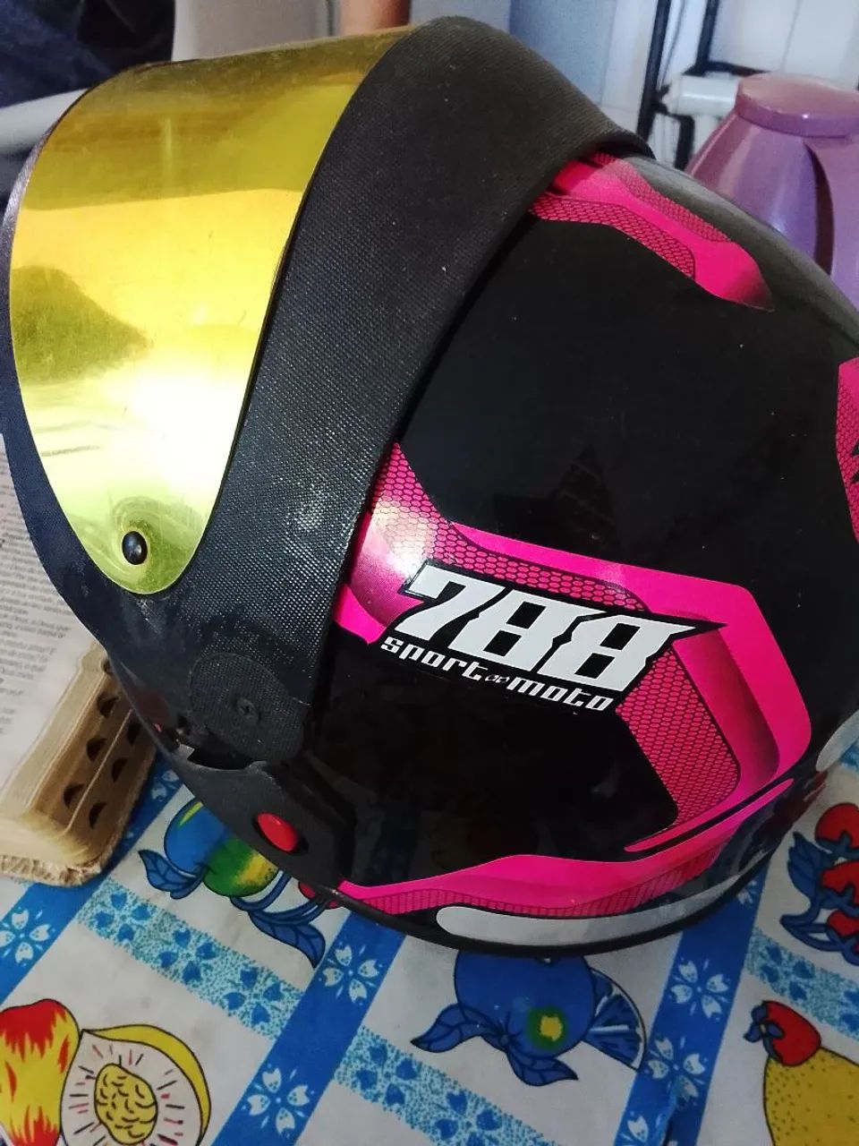 Um capacete  - Foto 4