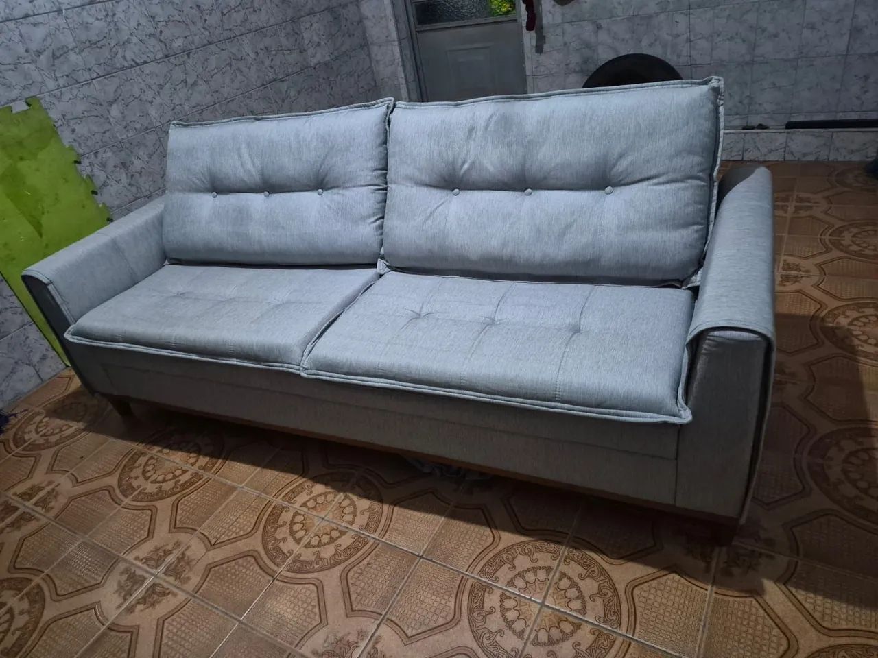 Sofá 3 Lugares Cinza - Design Moderno e Excelente Estado - Foto 2