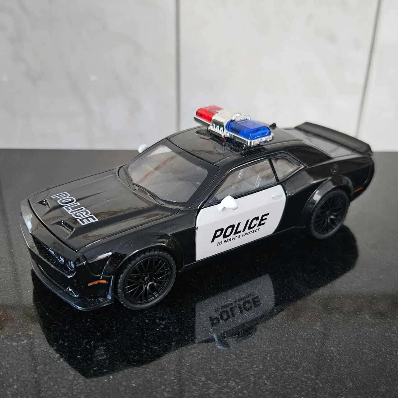 Miniatura Dodge Challenger 1/32 - com luz e som, abre portas e fricção