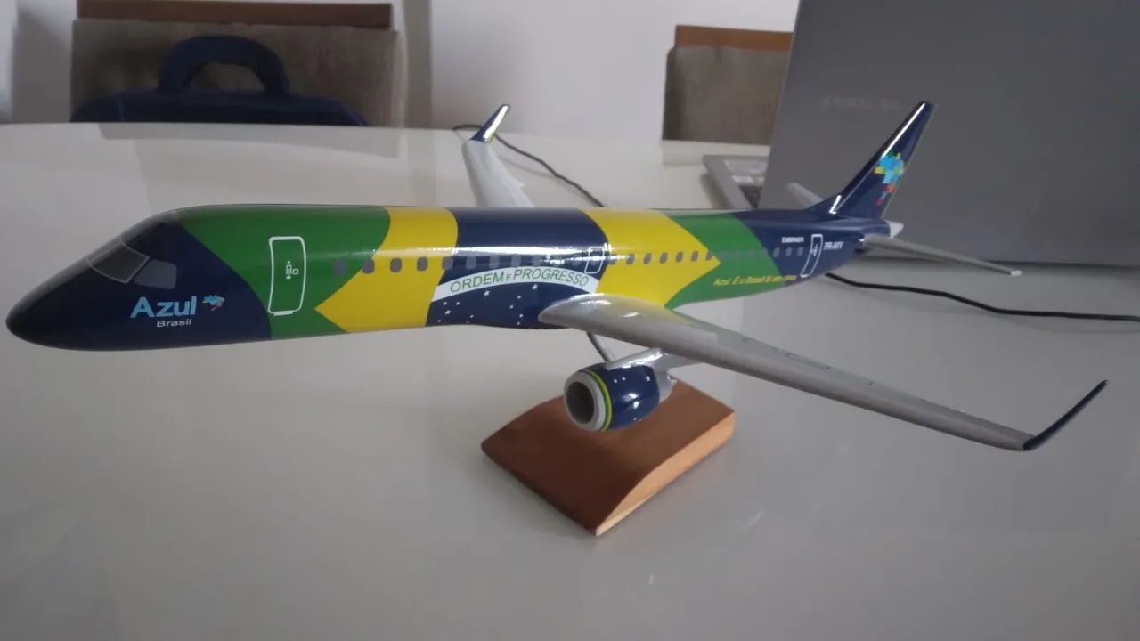 Embraer E-195 E1 Azul linhas aéreas 1:144