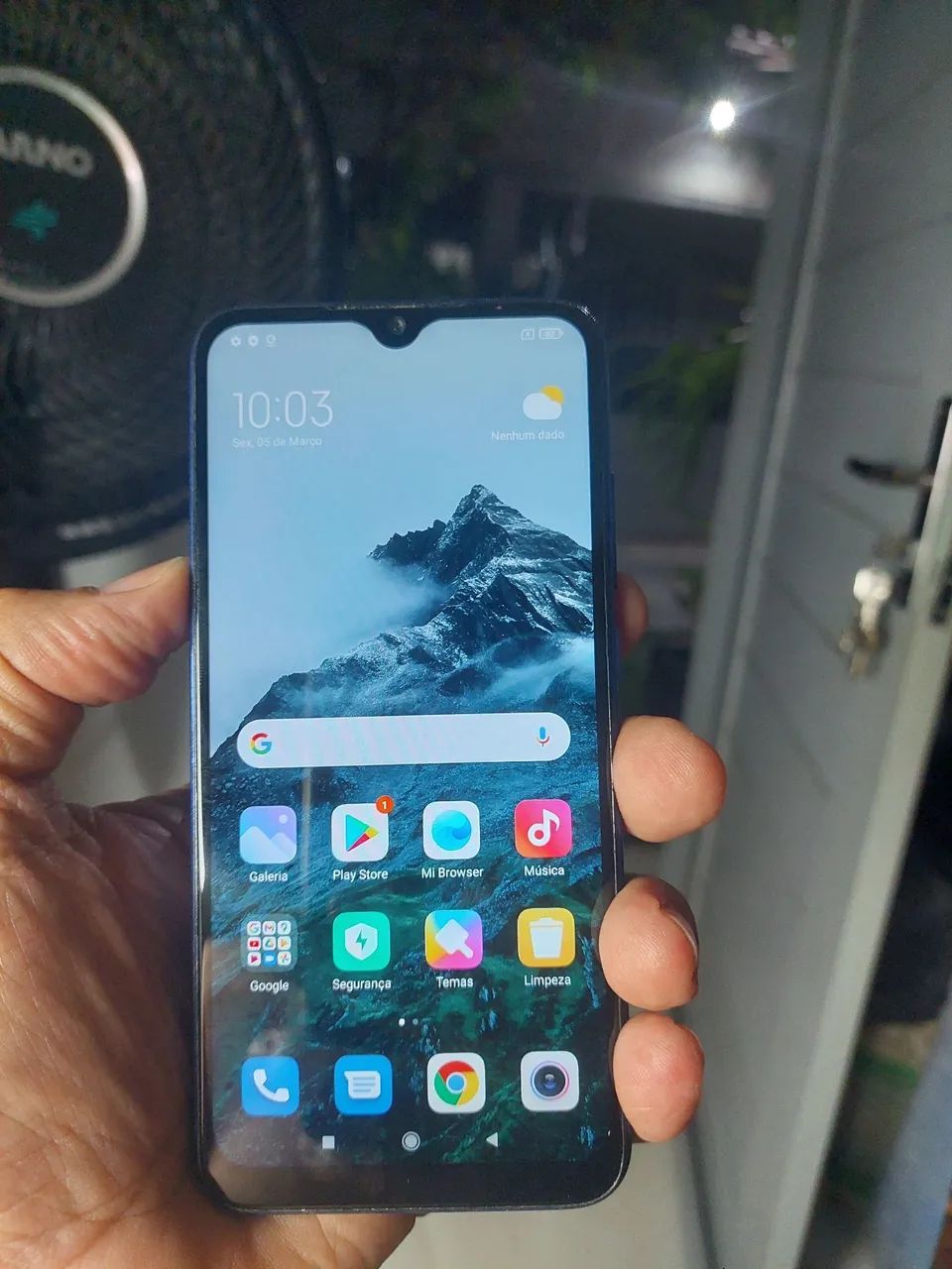 Redmi note 8 e um iPhone 12 mini.
