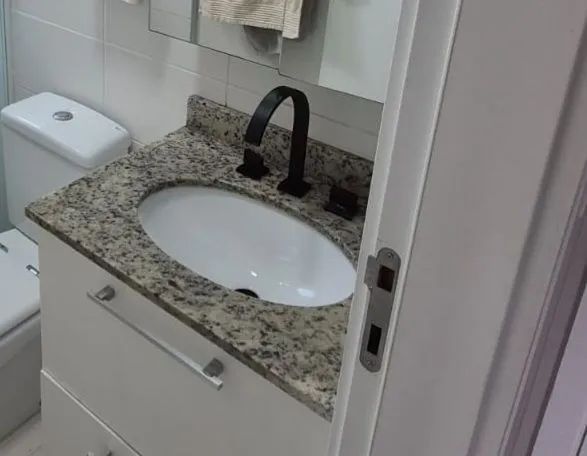 Pia de granito Branco Dallas com Cuba e torneira 