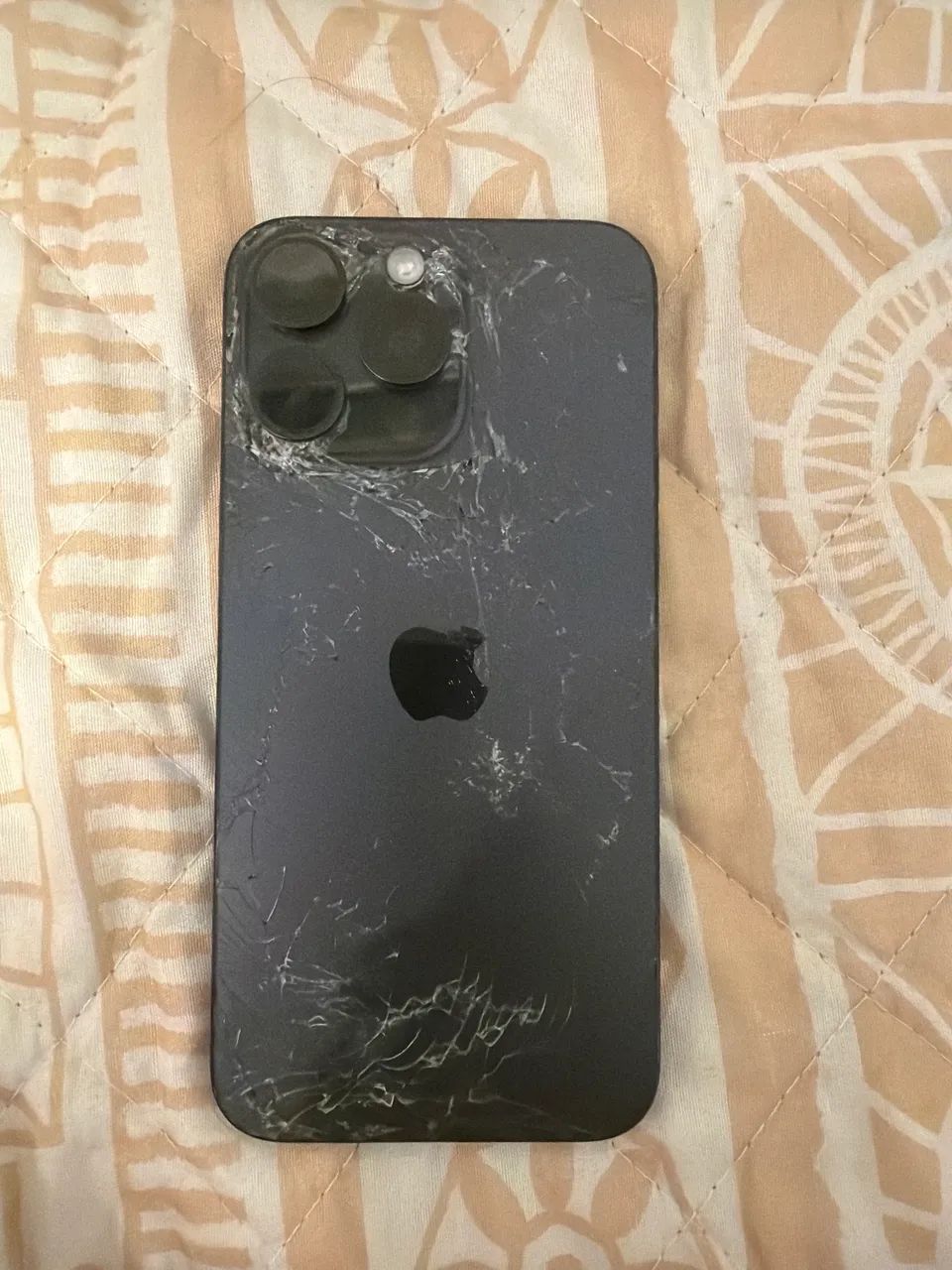 iphone 15 pro max preto 256gb com a traseira trincada 