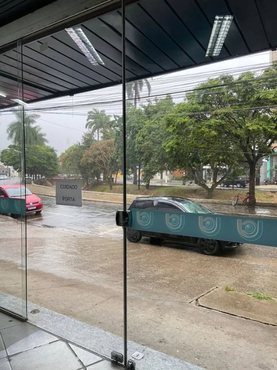 VENDO VIDROS PARA LOJAS OU ALGUMA CONSTRUÇÃO 10MM  - Foto 3