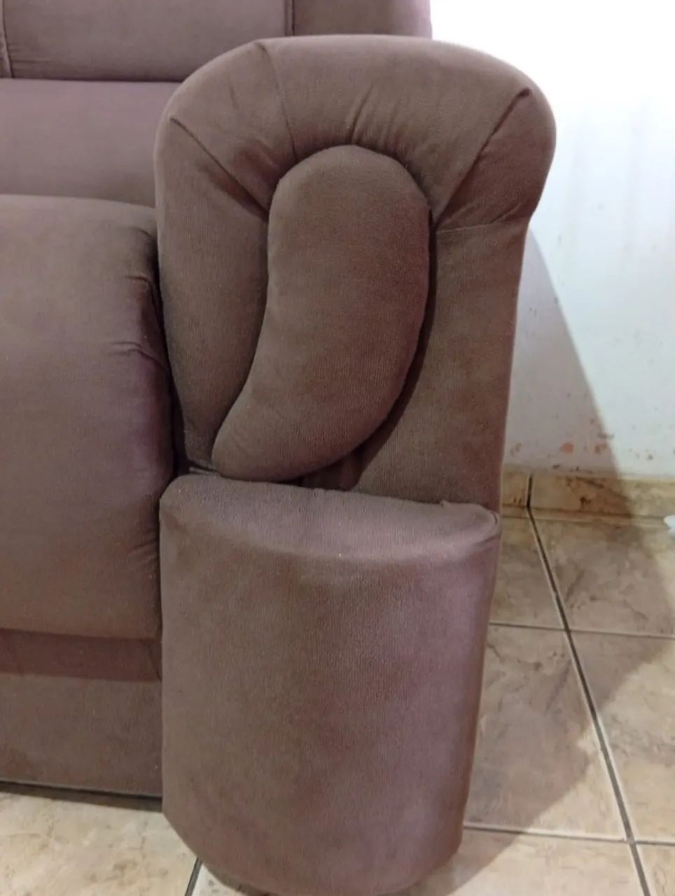 Sofá 3 Lugares Veludo Marrom - Reformado e Estado de Novo! - Foto 5