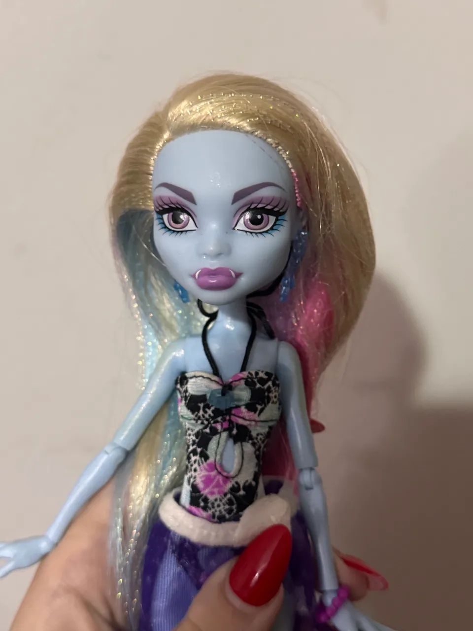 Boneca Monster High Abbey Bominable Skull Shores  - Foto 4