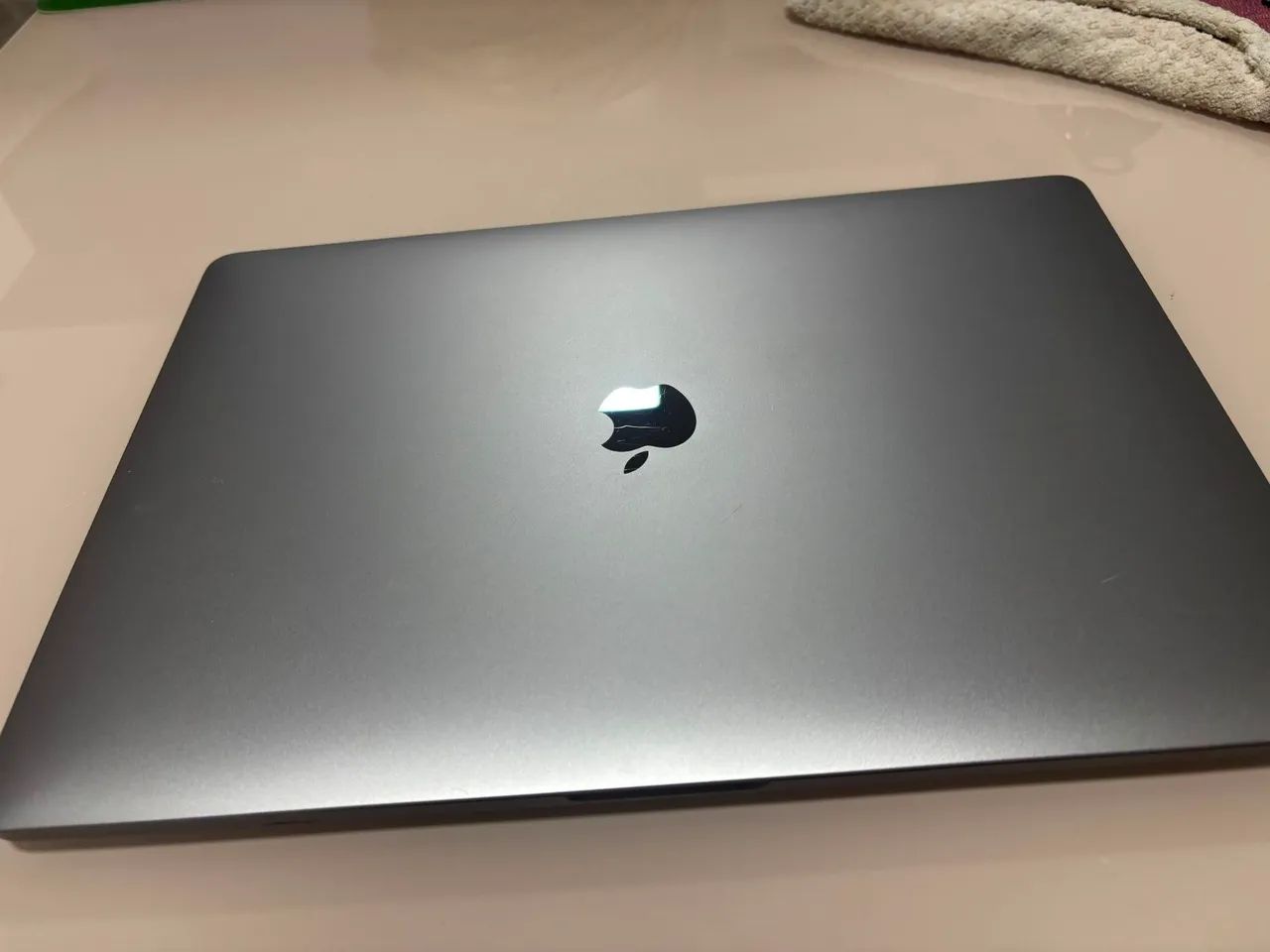 MacBook Pro 15" (2017) - Core i7 - 16GB RAM - Touch Bar