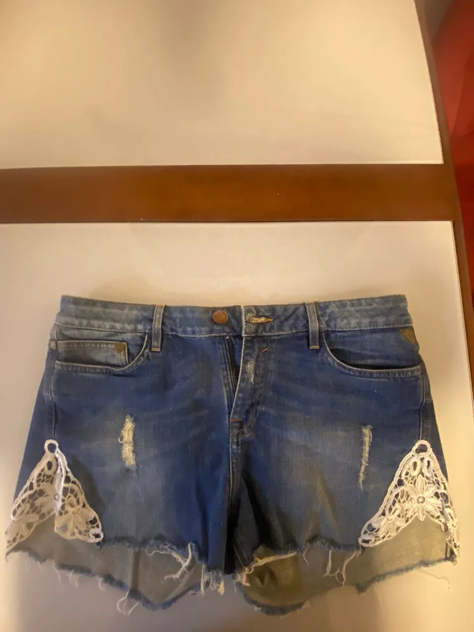 Shorts carmim com renda