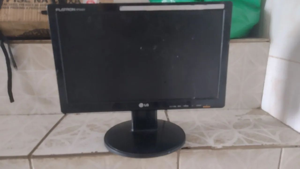 Monitor LG  COM DEFEITO   - Foto 5