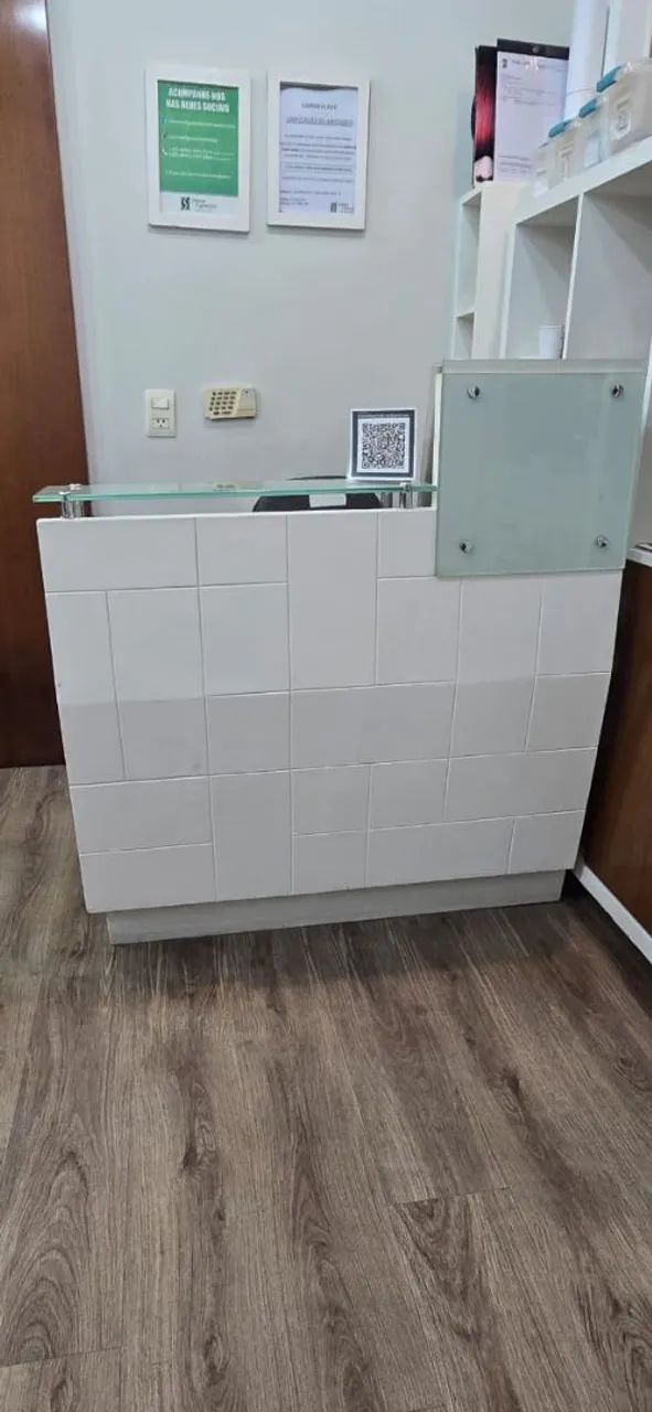 KIT BALCÃO DE RECEPÇÃO + 03 CADEIRAS
