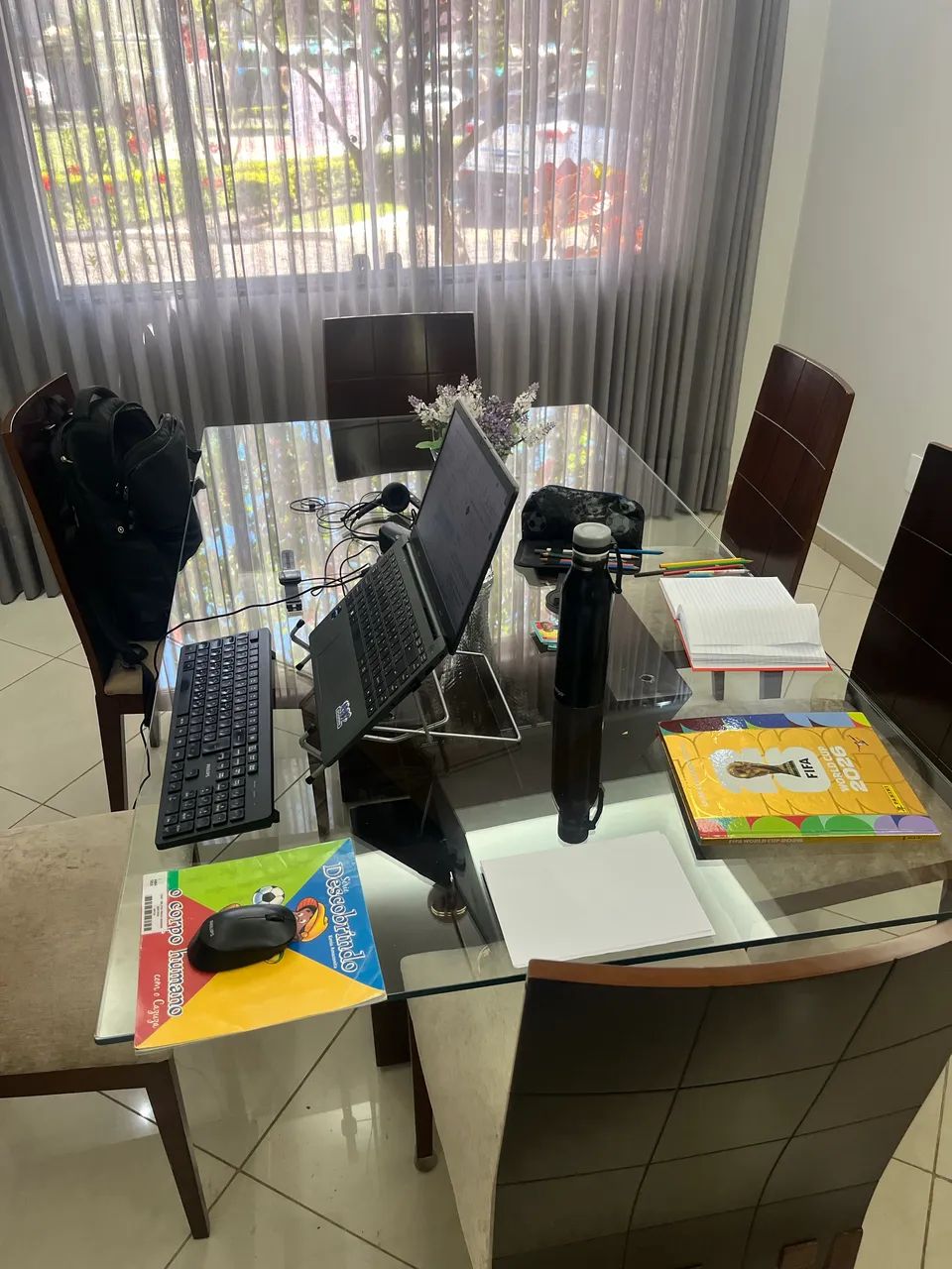 Vendo mesa com cadeiras, cômoda e cristaleira  - Foto 2