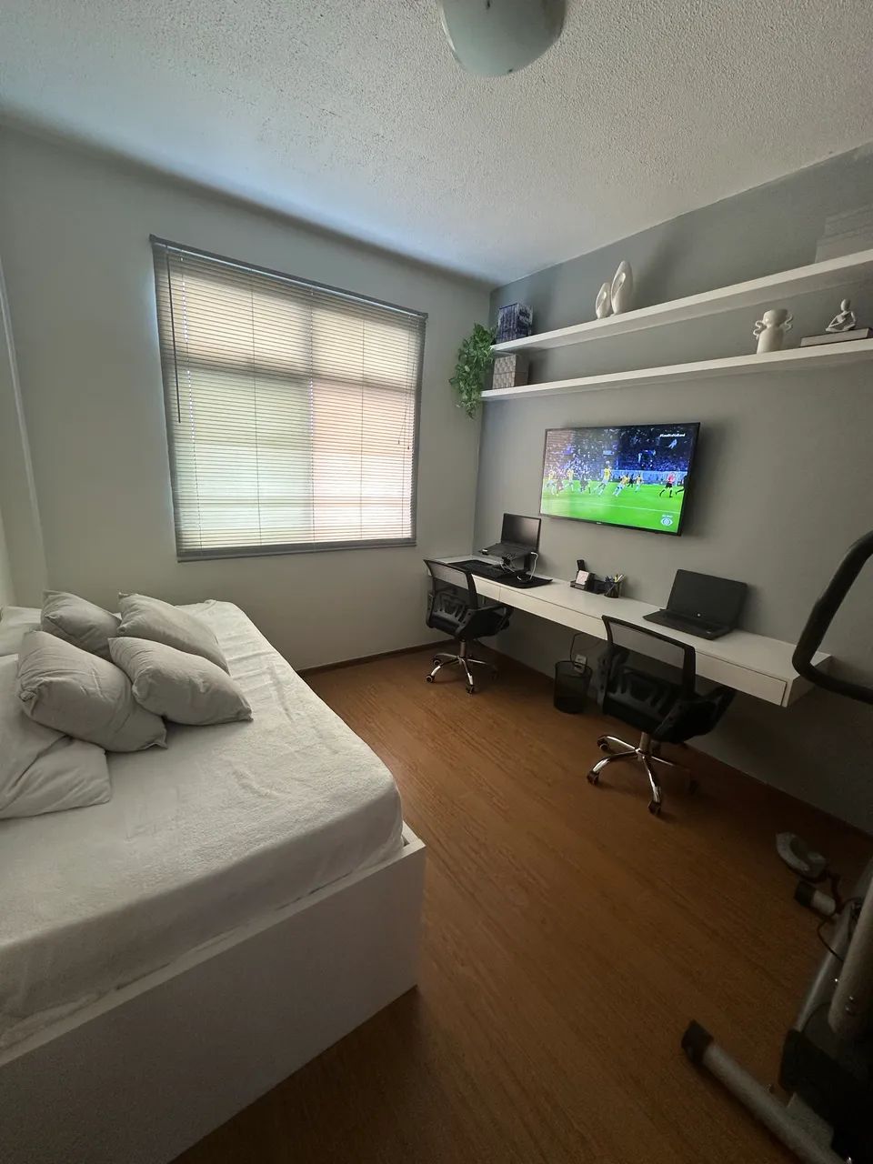 Cama em MDF, mesa e prateleiraa - Foto 2