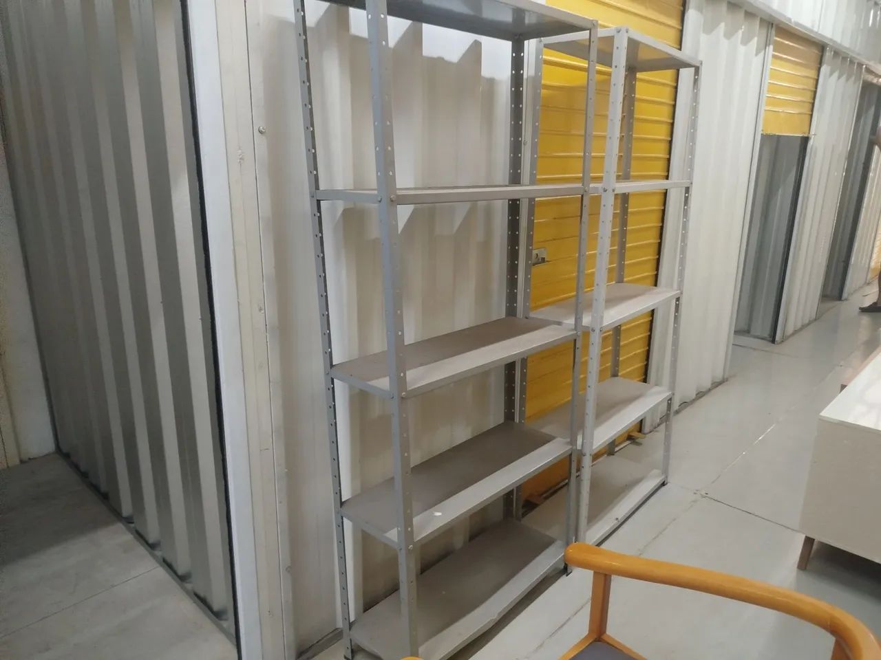 2 Estantes metálicas