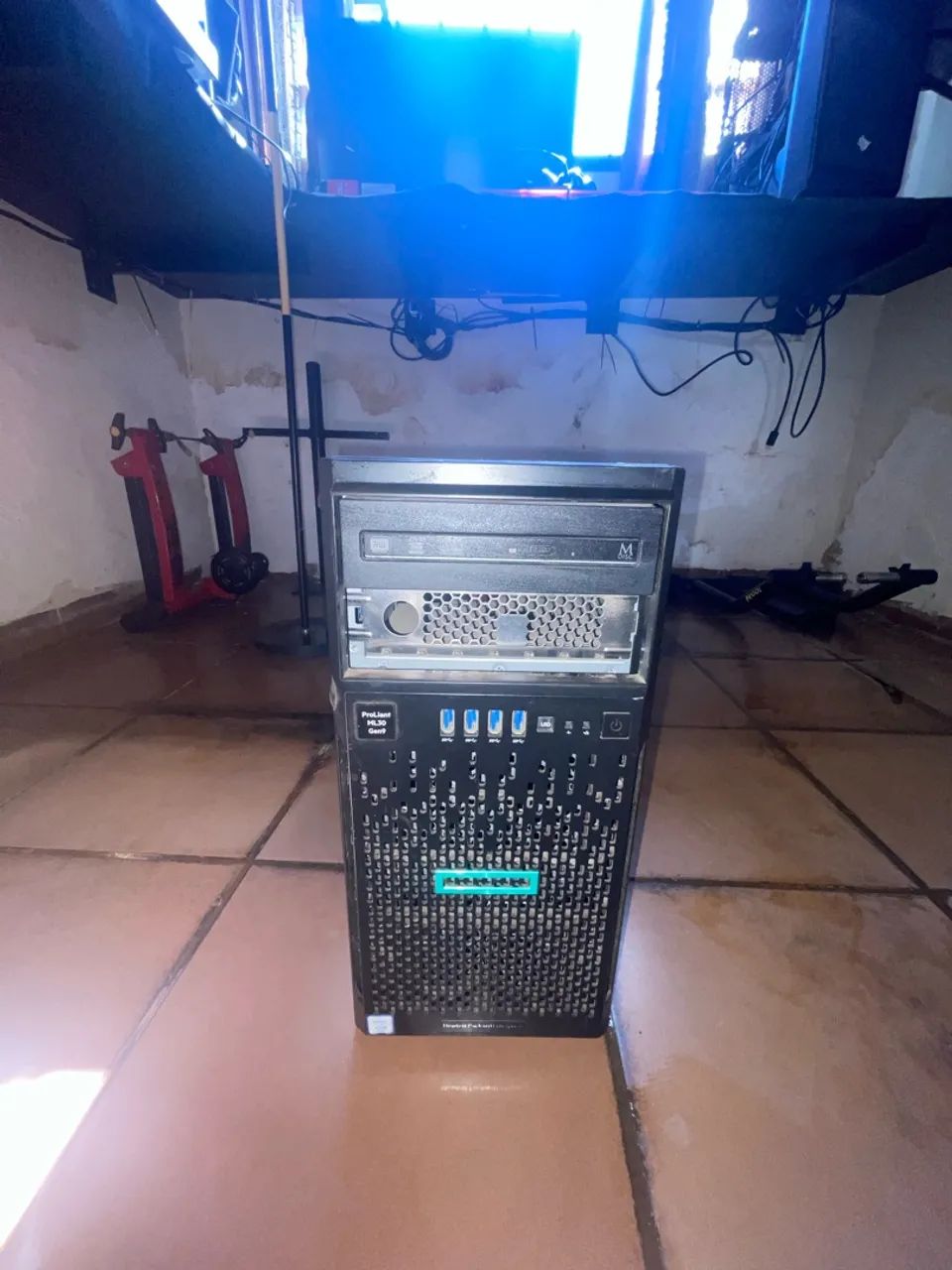 Servidor HPE ML30 gen 9 / Apenas com processador e ILO4