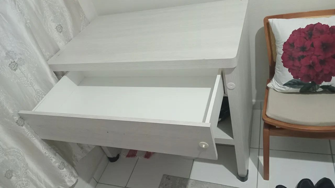 Vendo balcão com gaveta.