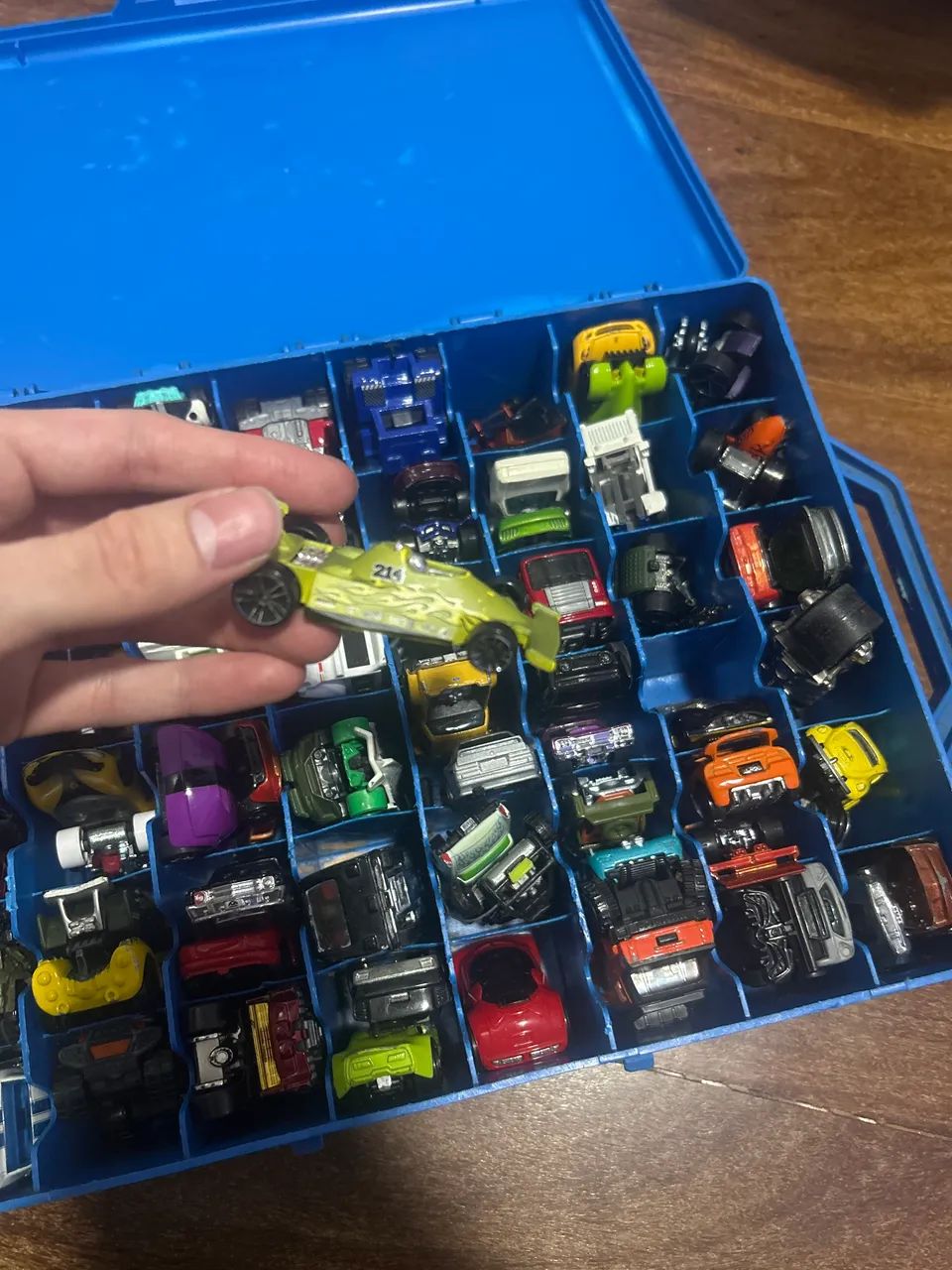 Hot wheels caixa com vários  - Foto 5