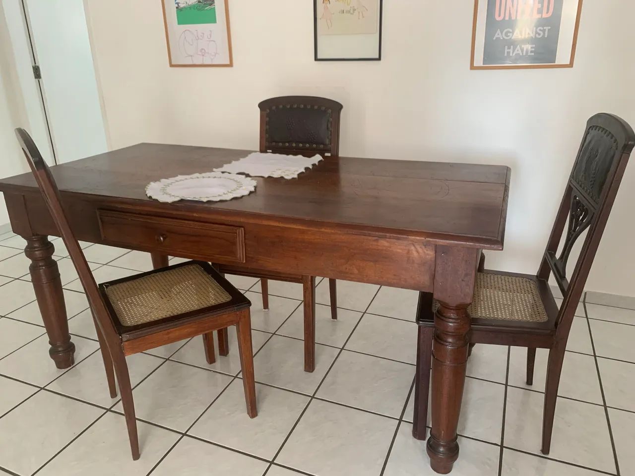 Mesa de madeira nobre, restaurada e maravilhosa 