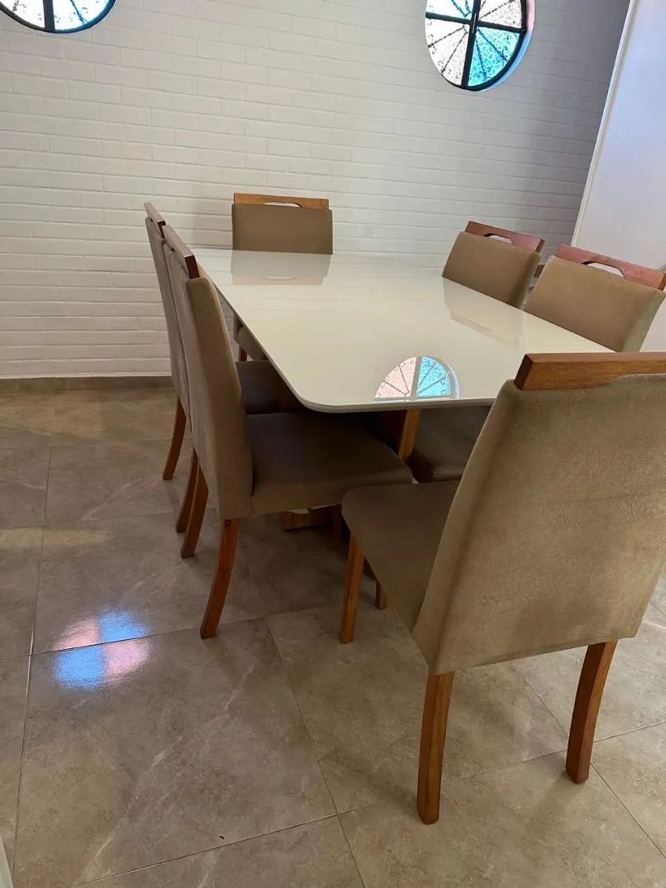 Mesa com 6 cadeiras estofadas