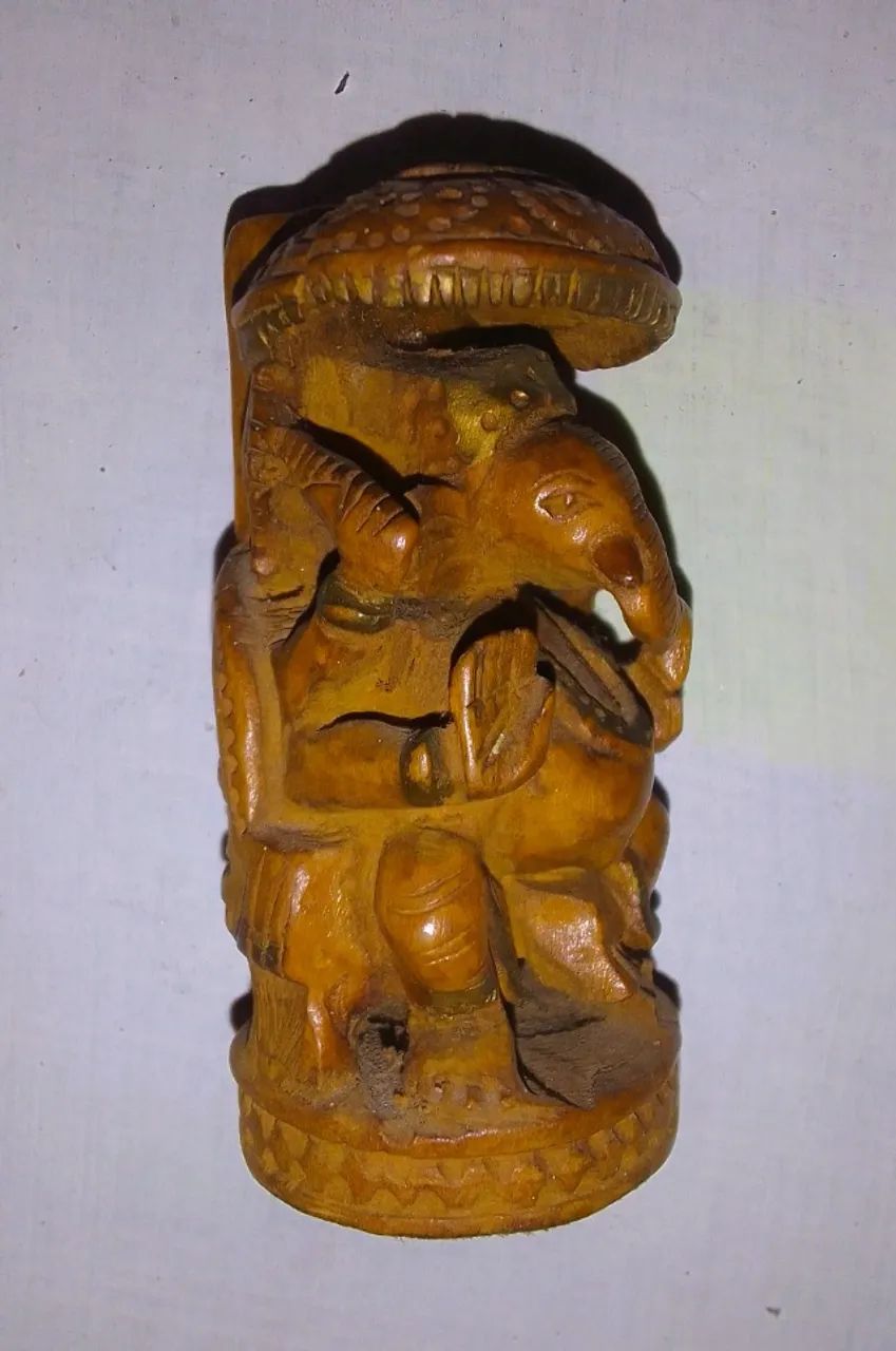Escultura indiana representando deus Ganesh madeira entalhada á mão de origem indiana - Foto 3