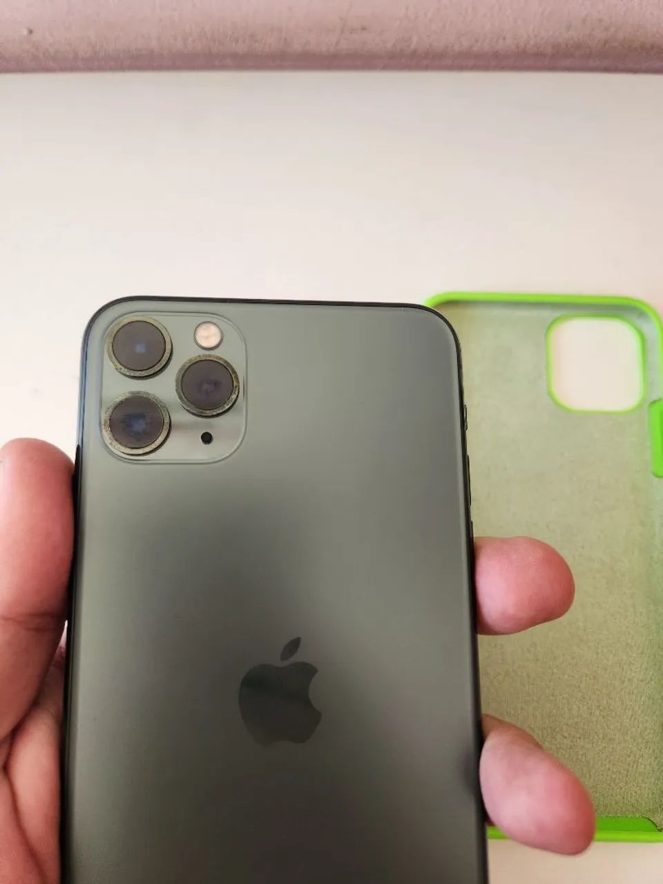 Iphone 11 Pro Max Novinho com película capinha e carregador - Foto 4