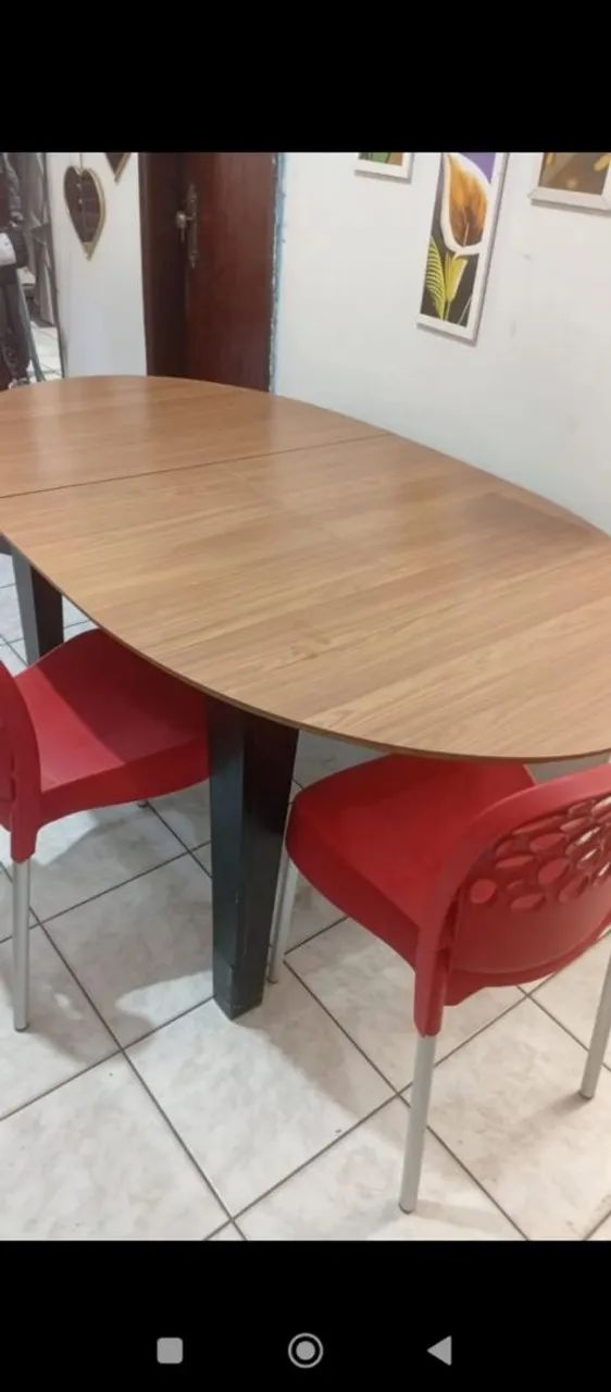 Linda mesa com duas cadeiras 