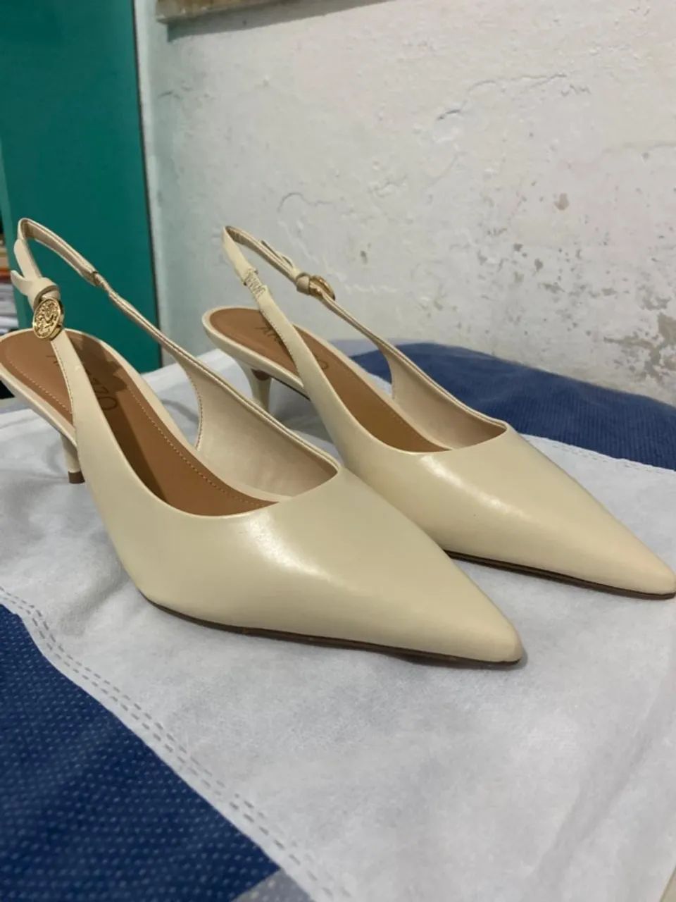 Scarpin Off-white Couro Slingback