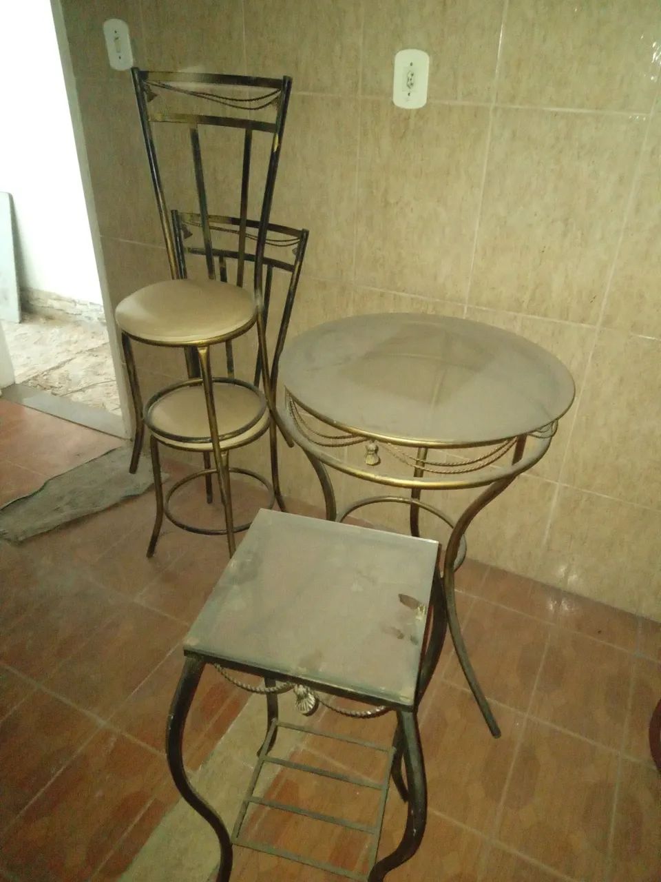 Mesa/cadeiras em ouro velho