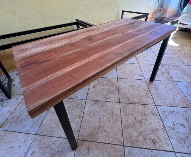 Mesa de MOGNO 
