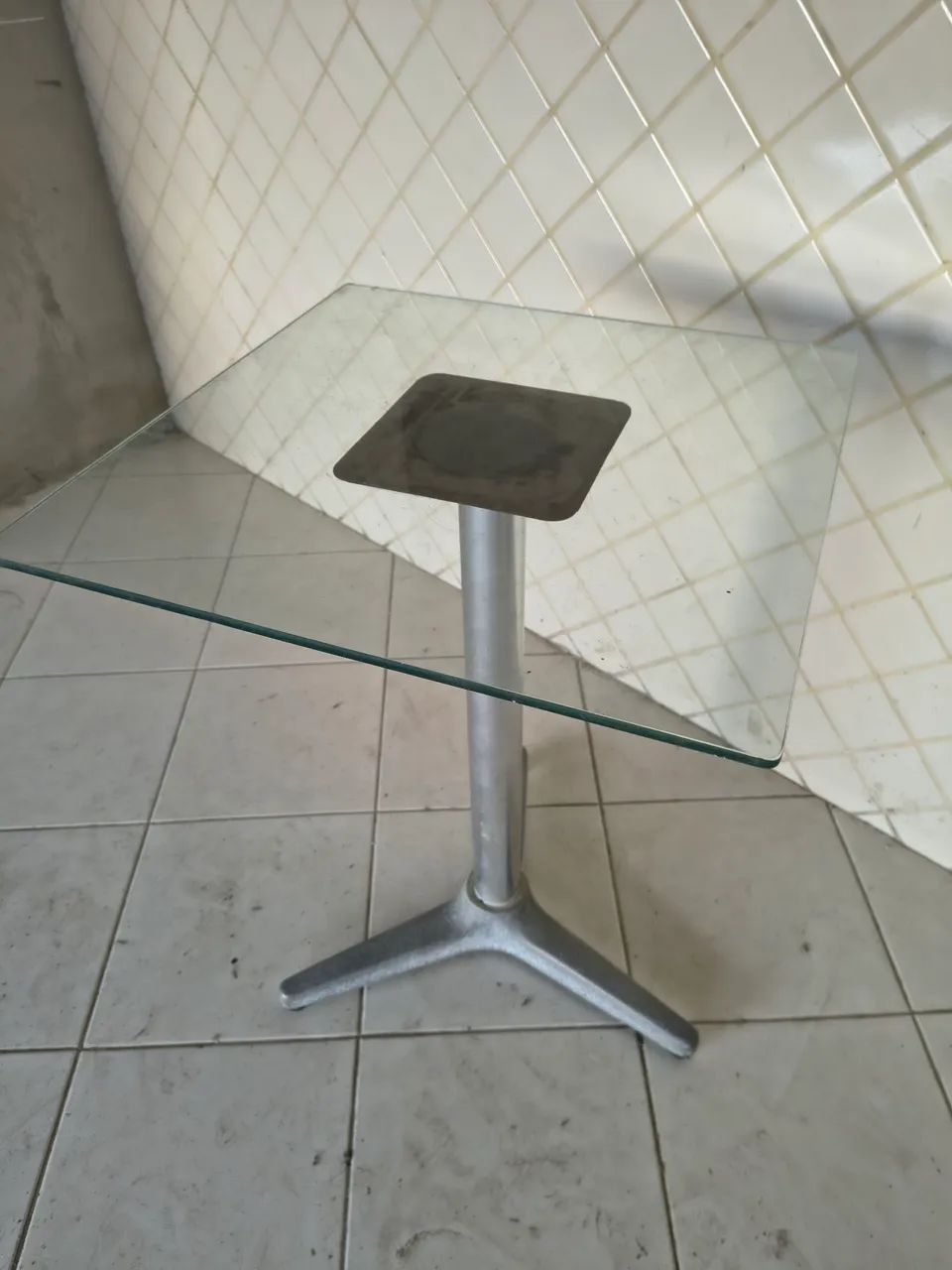 Mesa de vidro e base de alumínio  - Foto 3