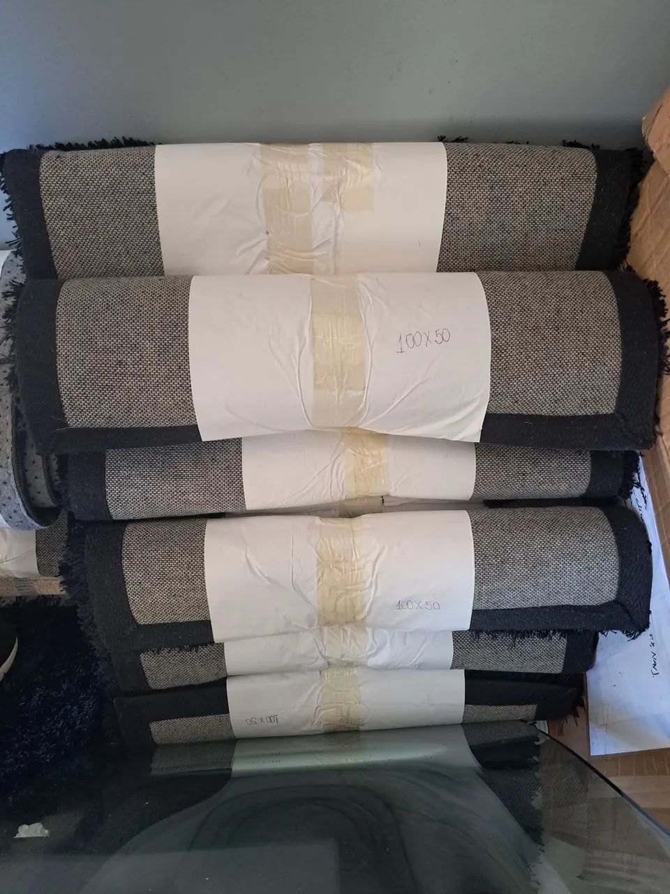 Tapete Malaga - Niazitex medindo 50cm x 1,00m, Preto - Foto 6